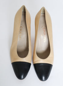 Chanel Vintage Cap Court Shoes - Cream / Black Heels - Label 38 - Fit 37 / 37.5