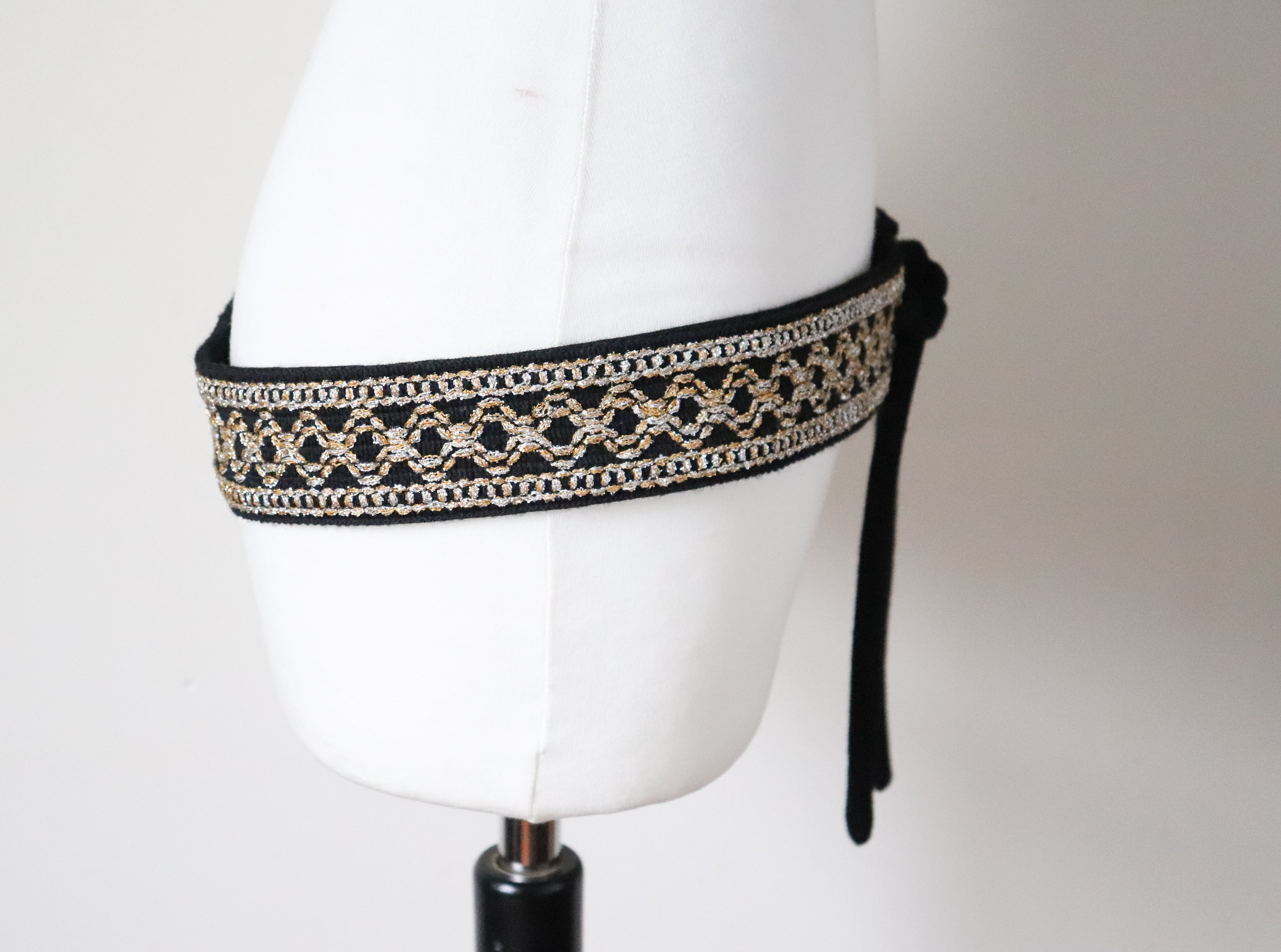 Embroidered Sash Tie 1970s Vintage Belt - Black / Gold - Obi - M / L