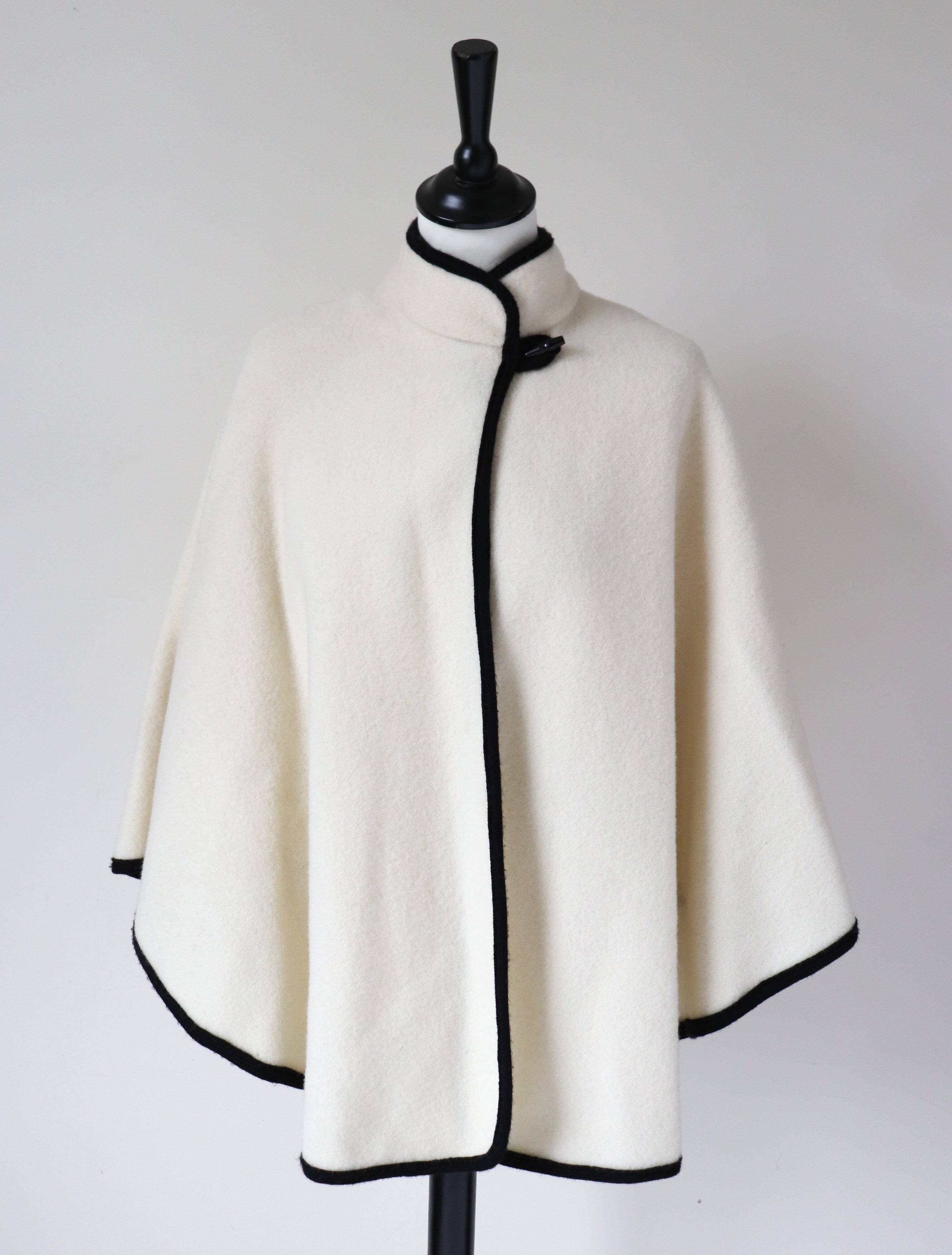 Short Vintage Cape - Richard Shops - Cream Wool - Vintage 1980 - Fit  M / UK 12