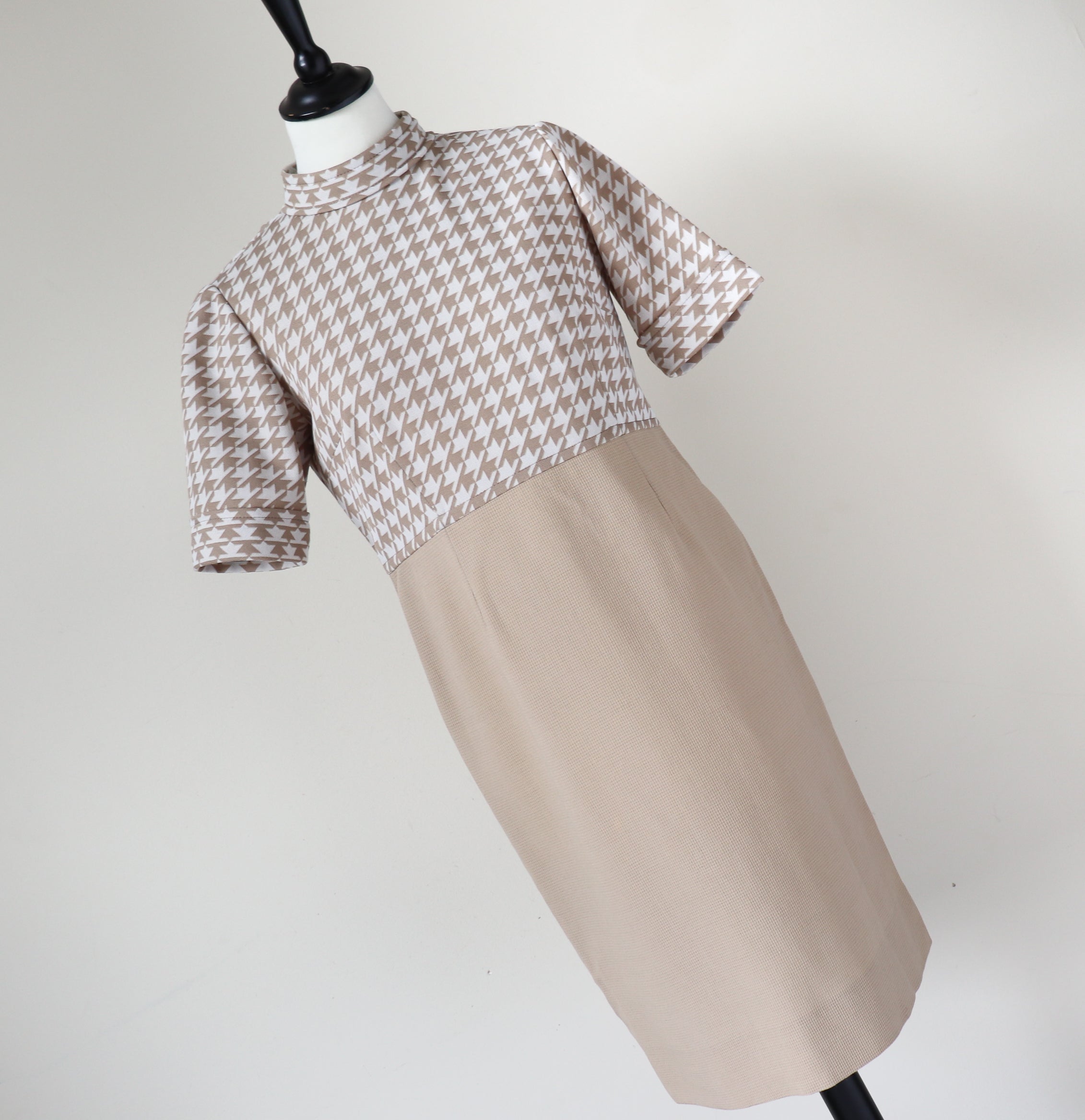 1960s Vintage Shift Dress - Cream / Beige Houndstooth Check - Empire Waist -  M / UK 12