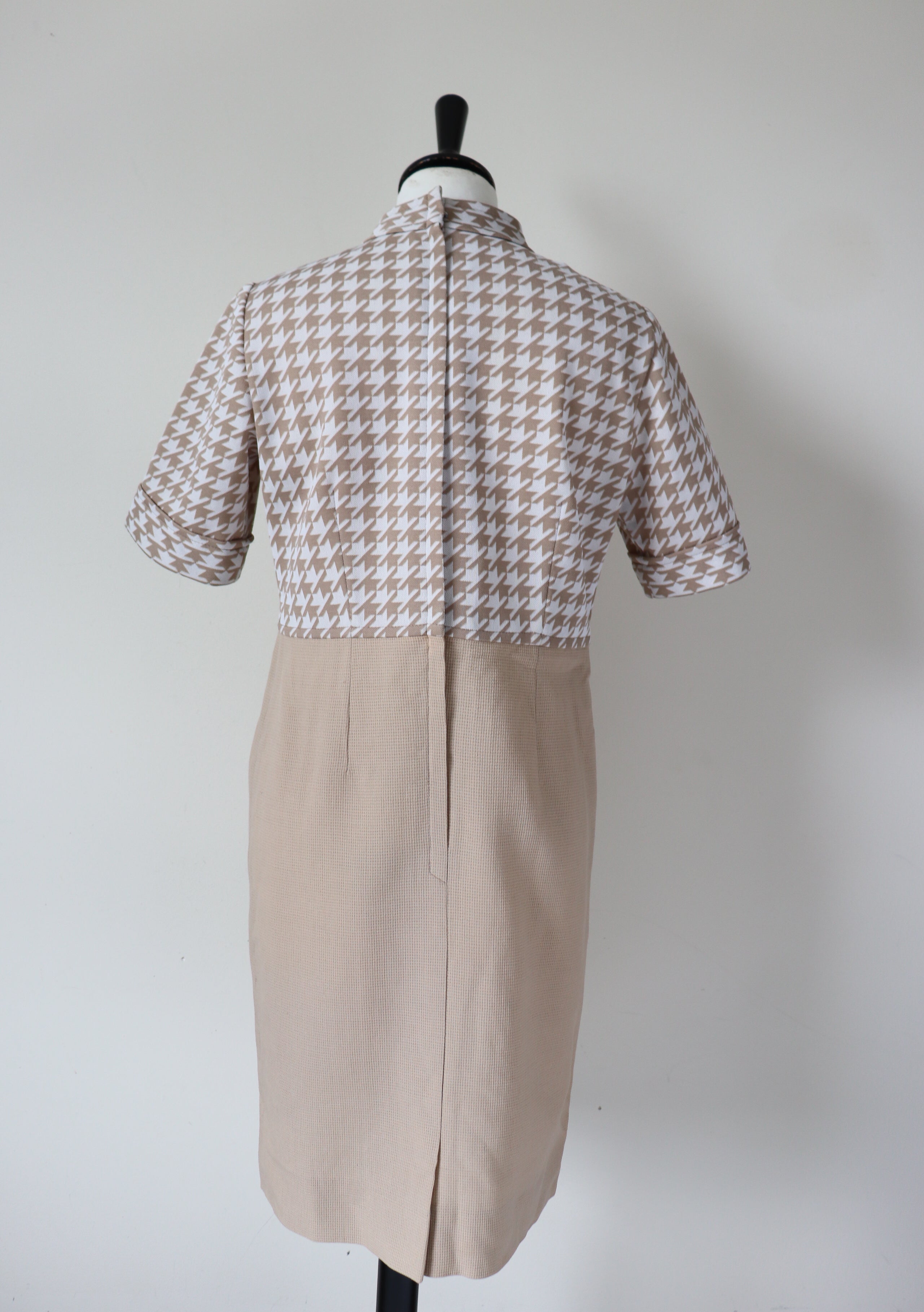 1960s Vintage Shift Dress - Cream / Beige Houndstooth Check - Empire Waist -  M / UK 12