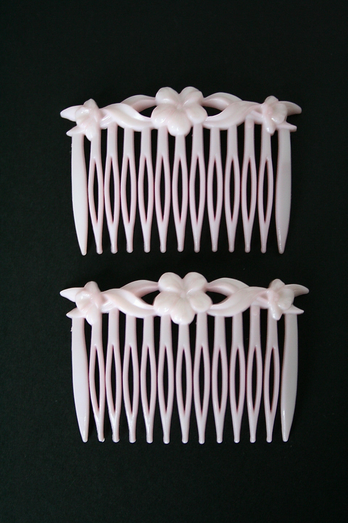 Acrylic vintage 'floral motif' hair combs (set of 2) - Unused