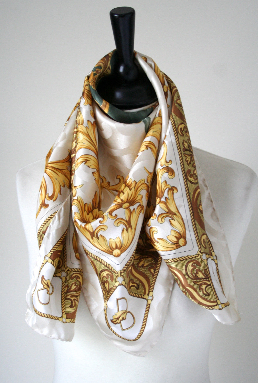 Foulard en soie Basile vintage : design floral, fabriqué en Italie (35 x 35 pouces) - France Foulard en soie Basile vintage : design floral, fabriqué en Italie (35 x 35 pouces) - France