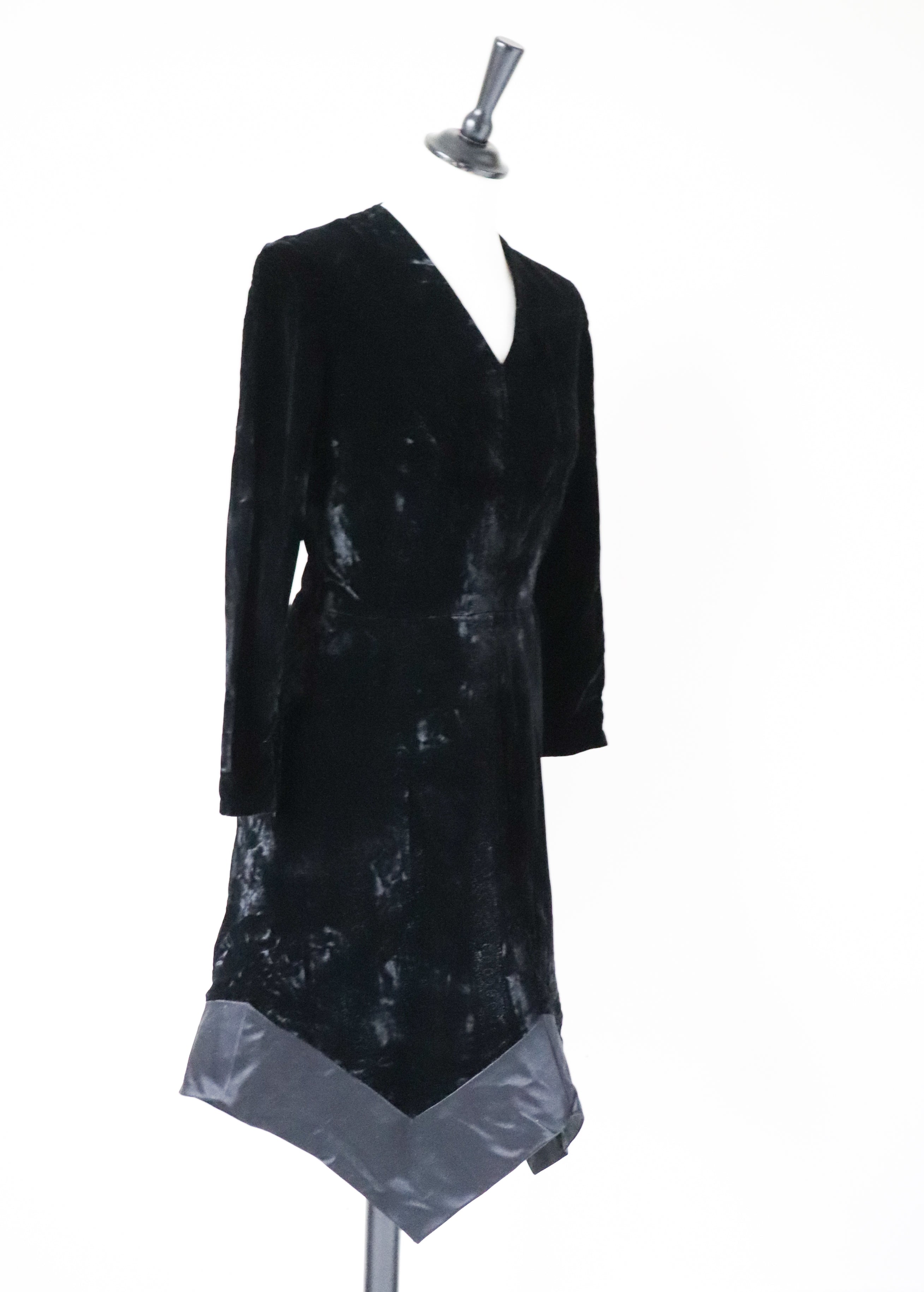 Dossi Black Velvet Long Sleeve Dress - Vintage LBD - 1960s - XXS - UK 6 / 8