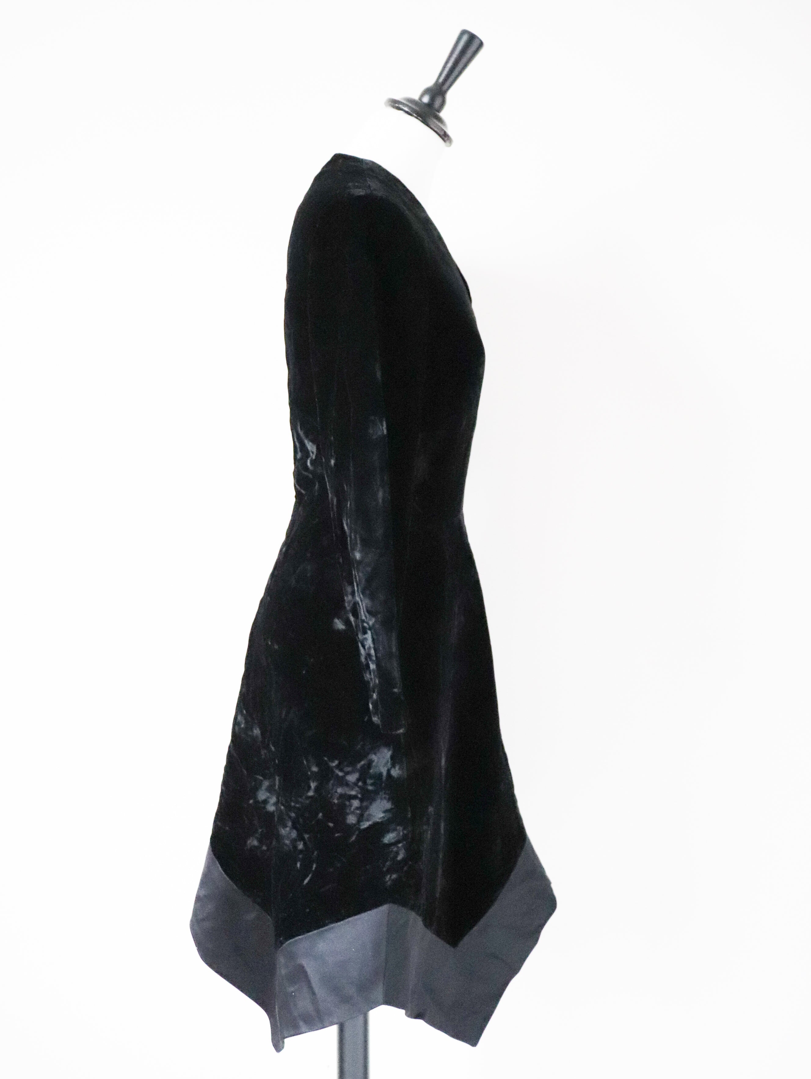 Dossi Black Velvet Long Sleeve Dress - Vintage LBD - 1960s - XXS - UK 6 / 8