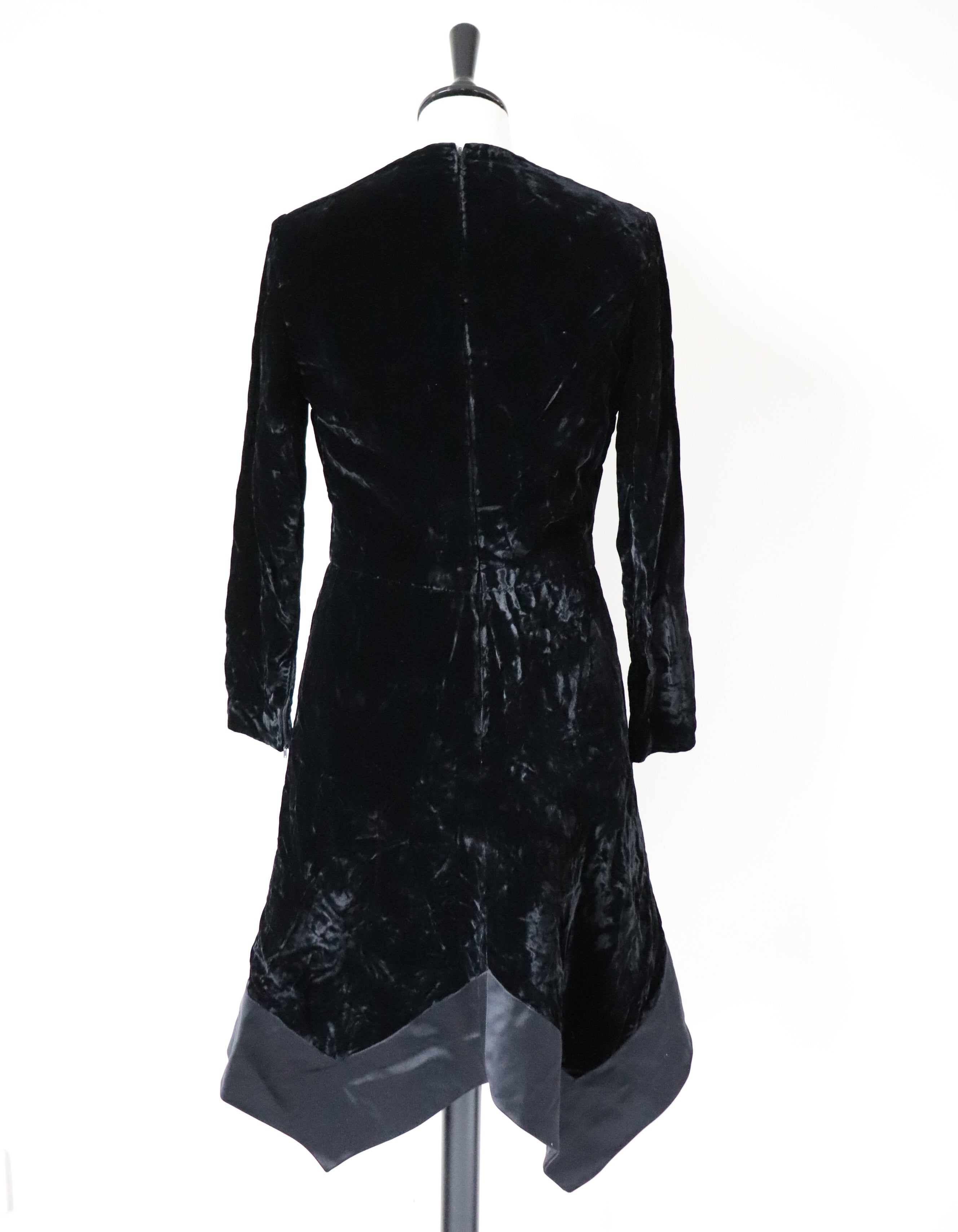 Dossi Black Velvet Long Sleeve Dress - Vintage LBD - 1960s - XXS - UK 6 / 8