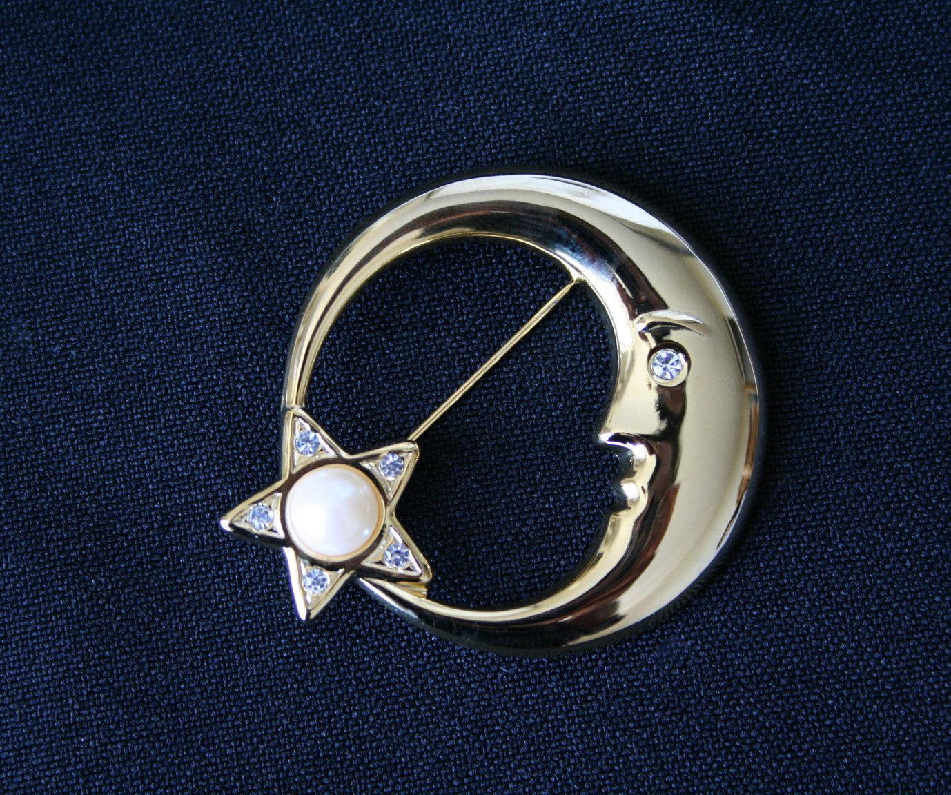 80s 'moon & pearl star' gilt vintage brooch